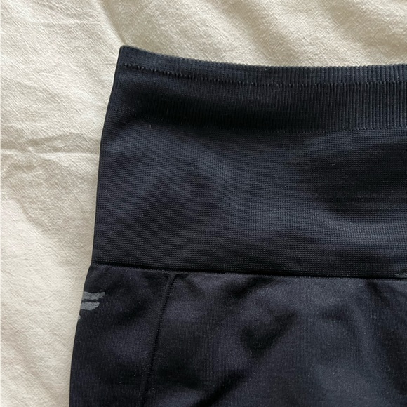 Fabletics High-Waisted Perforated 7/8 Leggings in Black (size S) - Picture 7 of 7